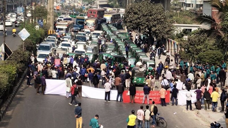 বনানীতে সড়কে শুয়ে অবরোধ সিএনজি চালকদের, যানবাহনের লম্বা সারি
